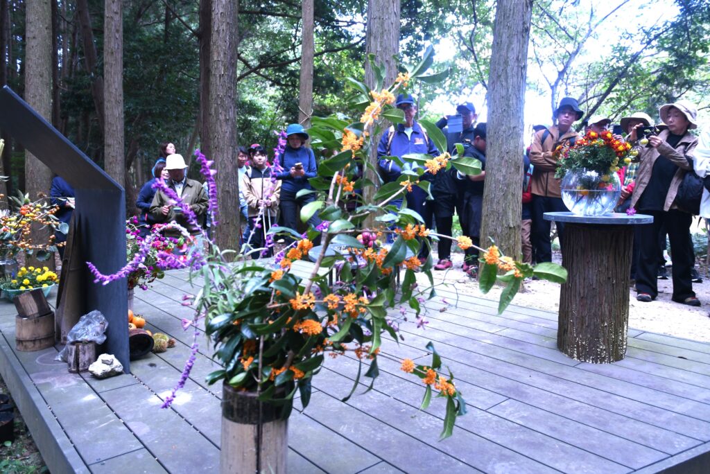 参加者の目を和ませる季節の草花の生け花