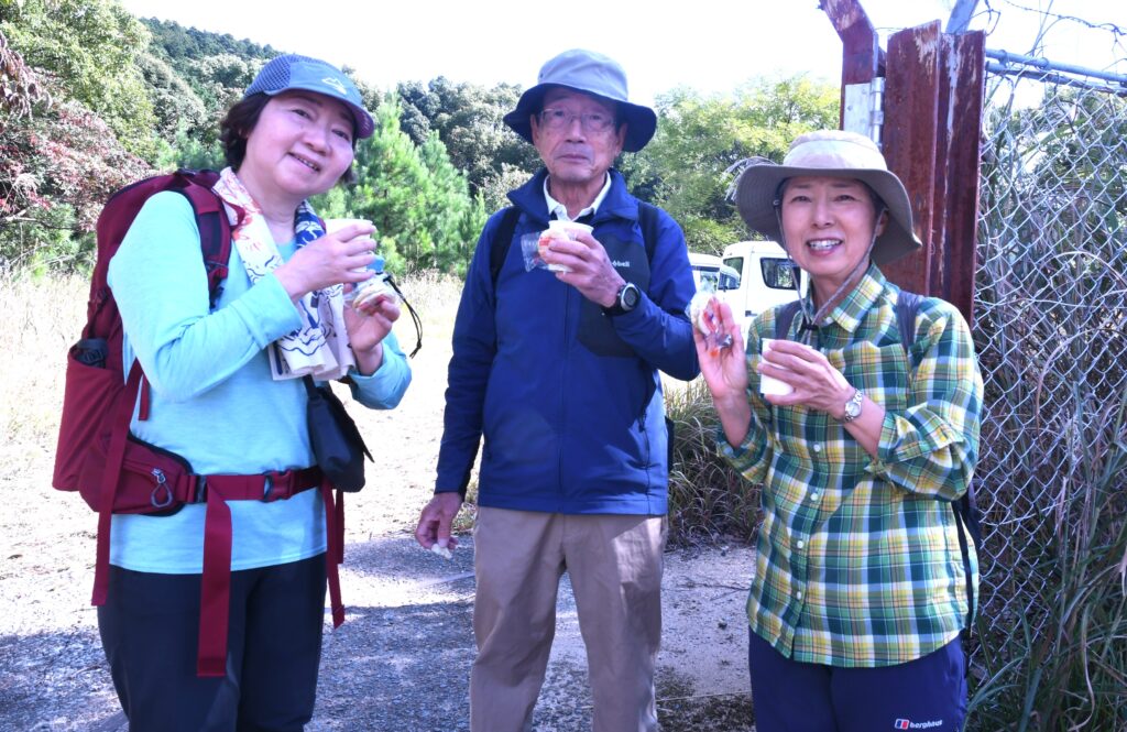 中腹で飲み物をいただいた当会からの参加者