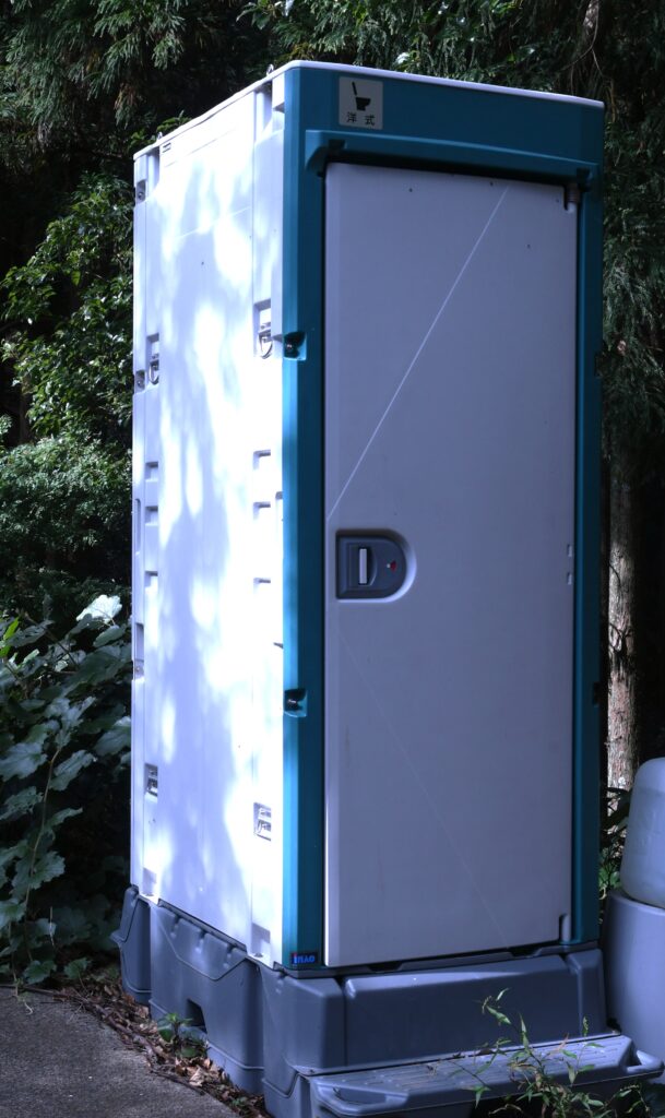 中腹に設置されている仮設トイレ