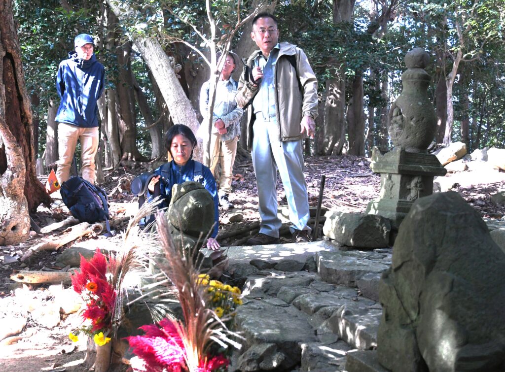 薩摩塔と宋風獅子の解説をする井形進さん