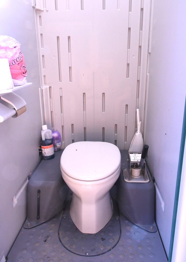 仮設トイレの中