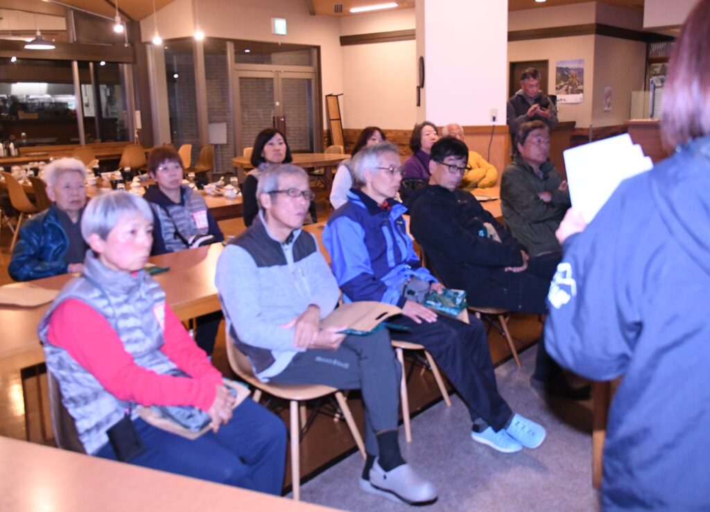 看護師さんの講演を聴く参加者