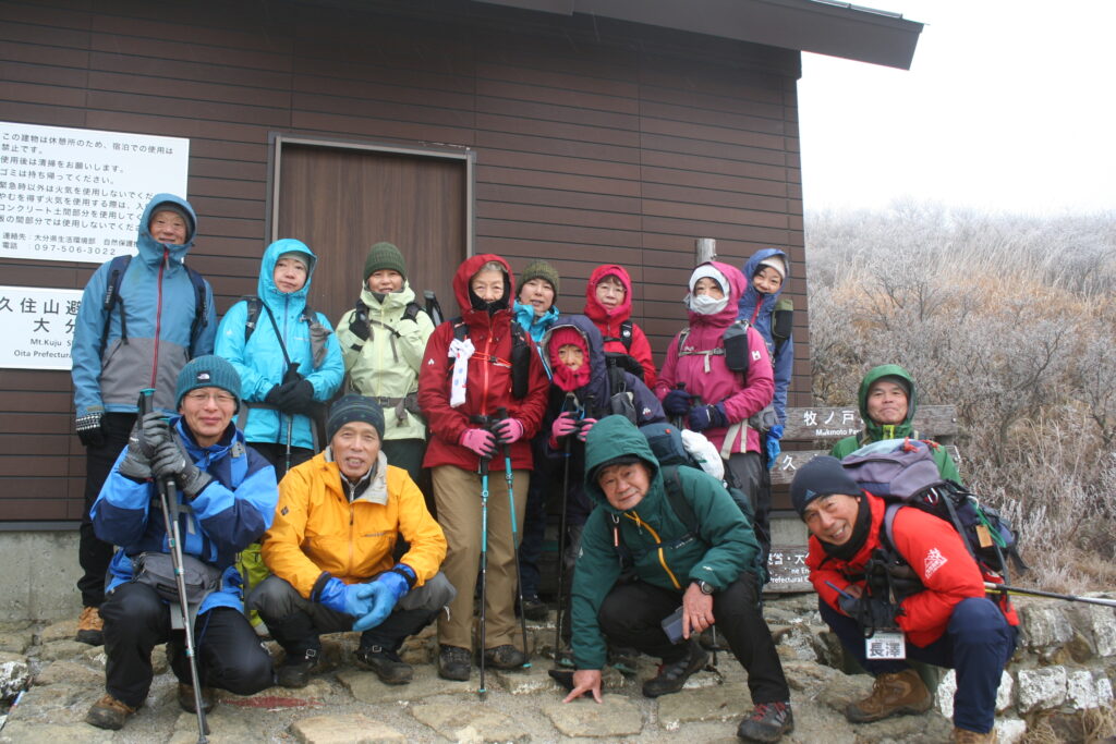 久住分かれで携帯トイレブースなどの清掃を終えた参加者