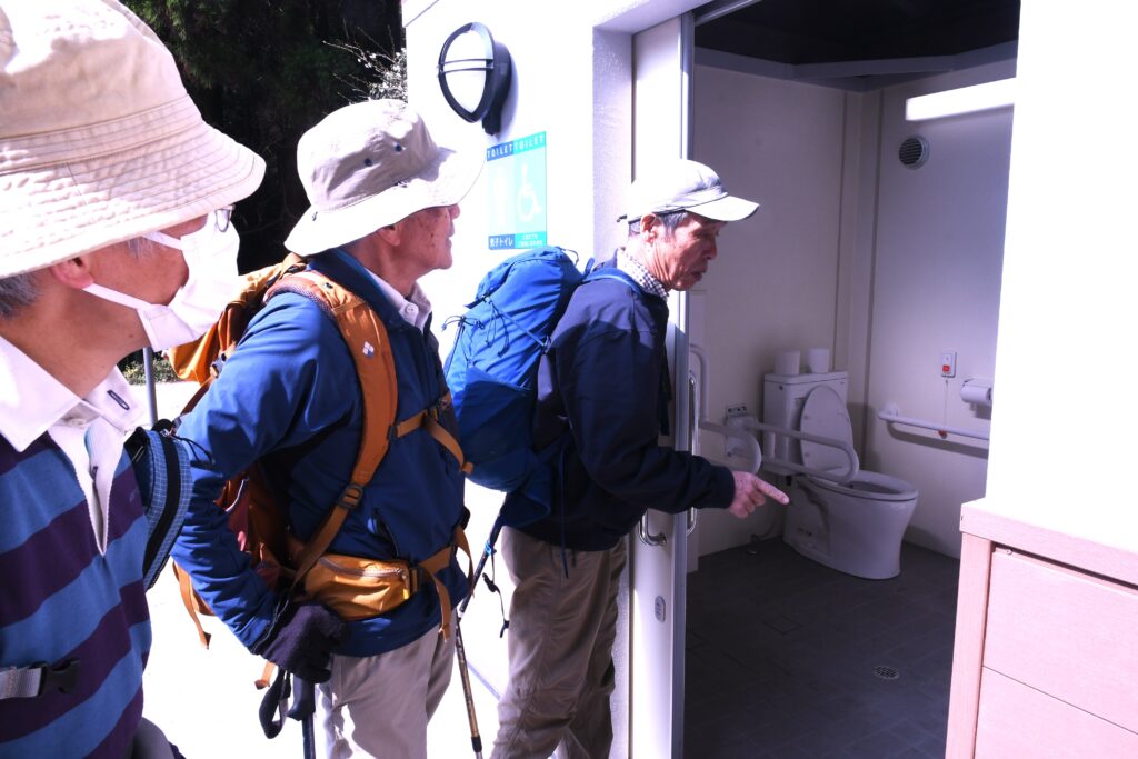 水門跡に近い「基肄城南門跡地広場」のトイレを視察する参加者