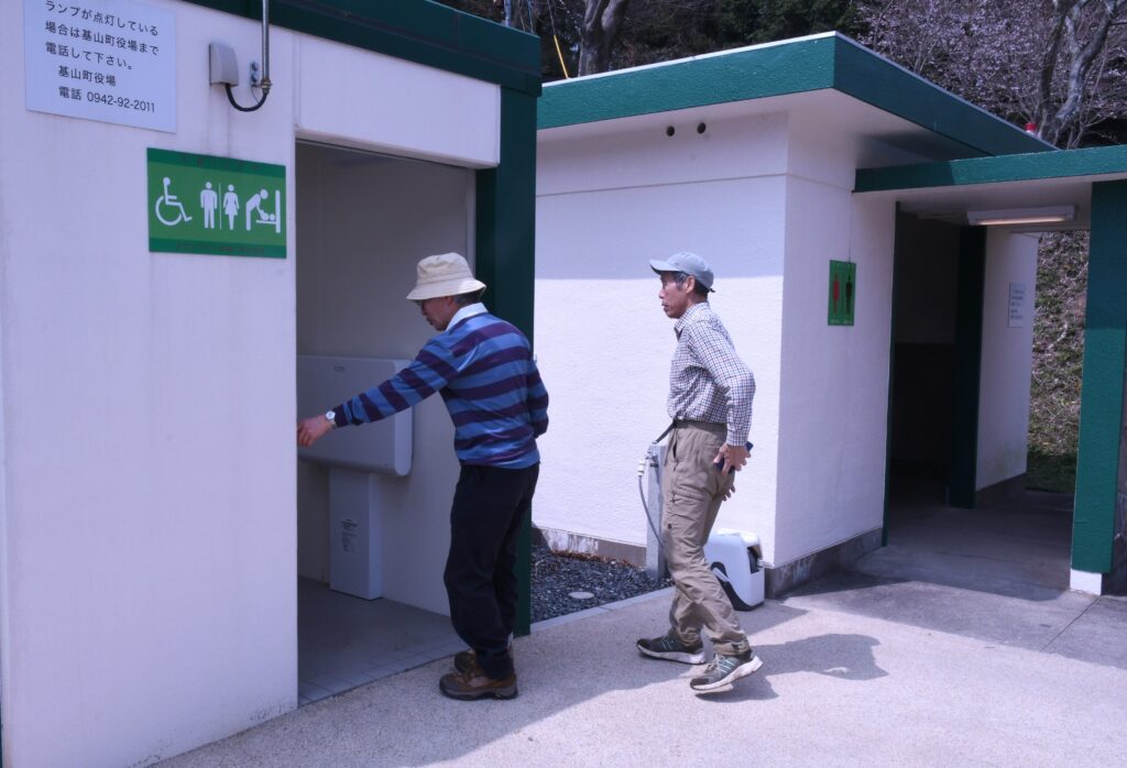草スキー場下駐車場のトイレ